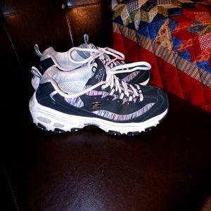 Sketchers tennis shoes W/diffrent colors on the si